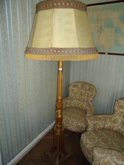 Lampadaire en bois doré piètement tripod...