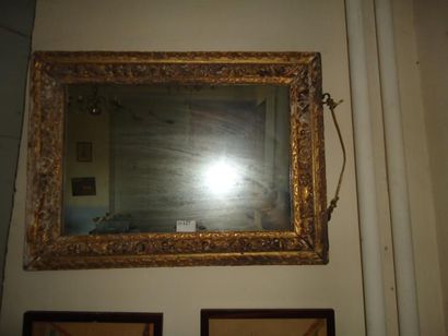 Miroir en bois doré à décor de frise de fleurs...