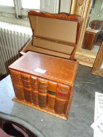 Deux boites simulant des livres anciens