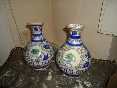 Paire de vases à col en céramique polychrome,...