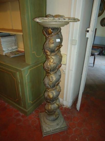 Colonne en bois torsadé à décor d'enroulement...