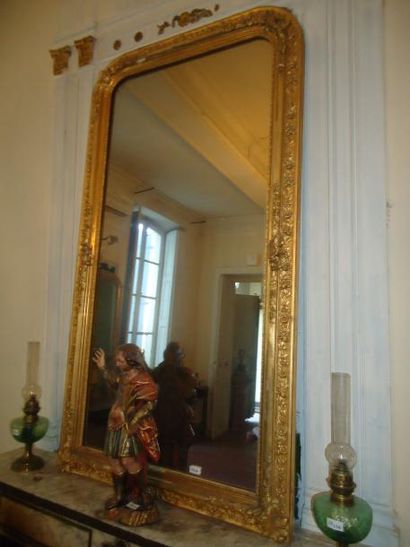 Miroir en bois et en stuc doré à décor de...