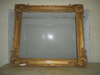 Cadre en bois et stuc doré à décor de co...