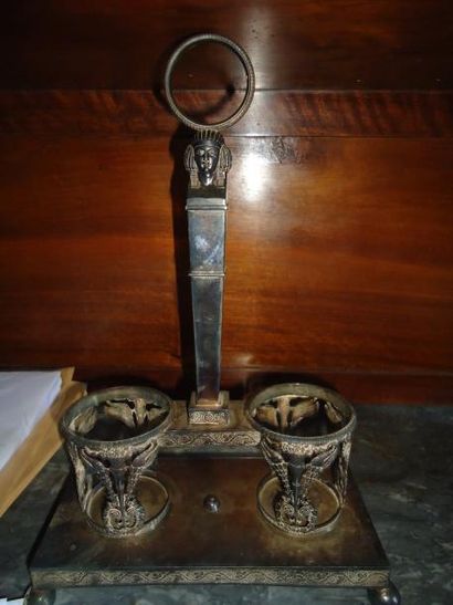 Porte huilier et vinaigrier en argent orné...