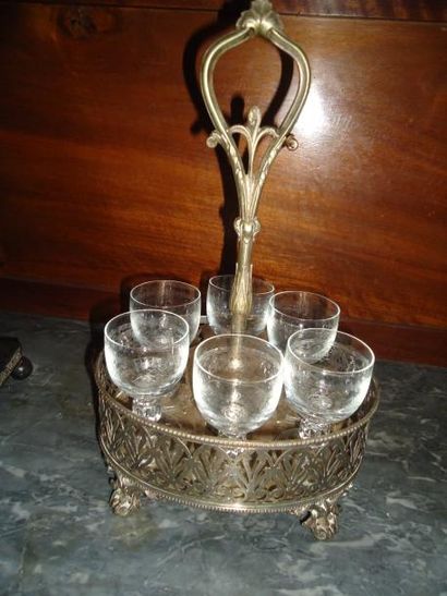 Un porte verre en métal argenté, on y joint...