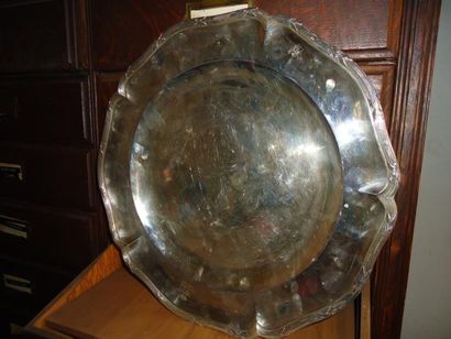 Plat rond en argent bordé de filets rubans,...