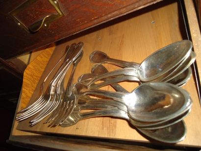 Dix cuillers et huit fourchettes de table...
