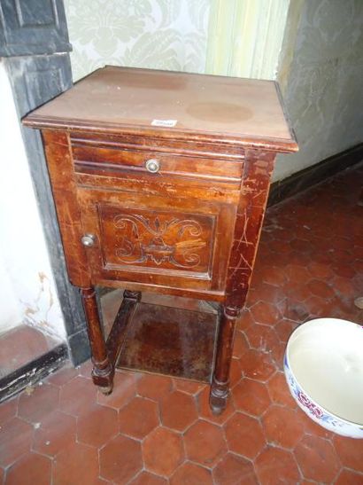 Table de chevet bois, une porte et un ti...