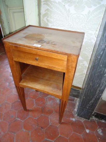 Table de chevet, un tiroir, pied fuselé