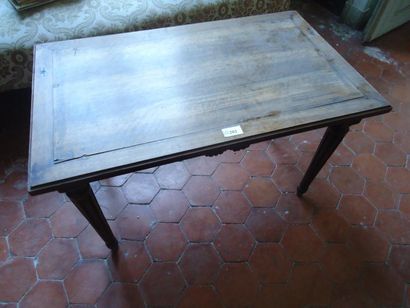 Table basse rectangulaire, pieds fuselés...