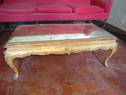 Table basse en bois doré dessus de verre...