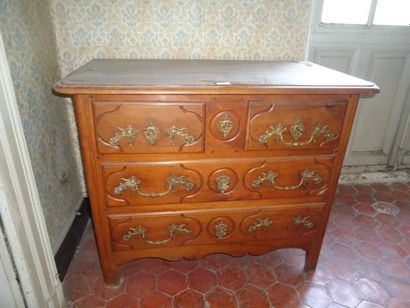 Commode en bois naturel mouluré ouvrant à...