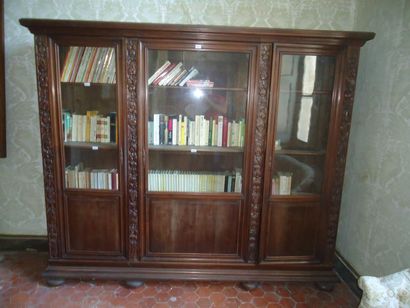 Bibliothèque en bois à décor de guirlandes...