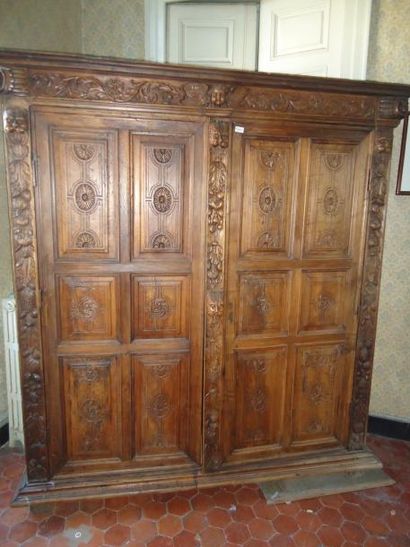 Armoire en bois naturel mouluré et sculpté...