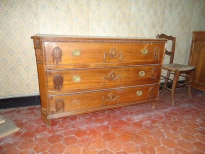 Commode en bois naturel ouvrant à trois tiroirs,...