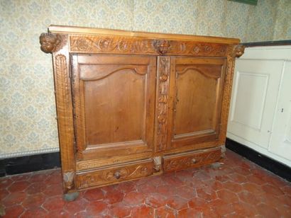 Buffet en bois naturel mouluré et sculpté...