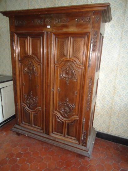 Armoire en noyer mouluré et sculpté de coquilles...