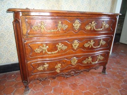 Commode en bois naturel ouvrant à trois tiroirs,...