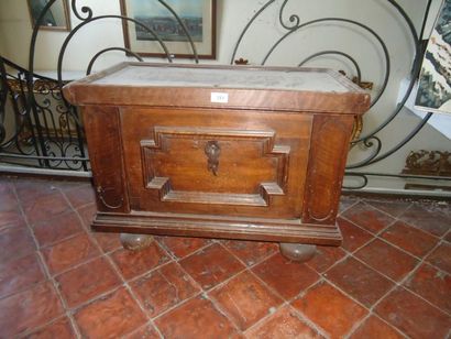 Chaise paillée et petit coffre de voyage