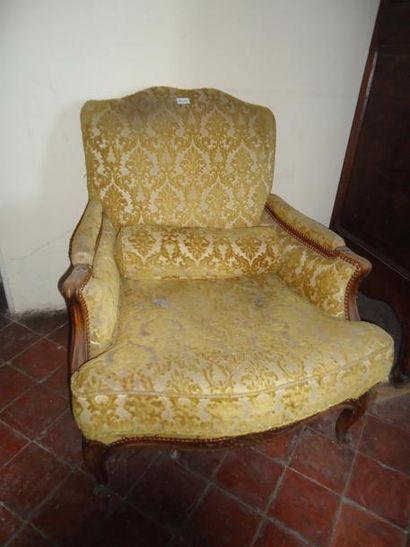 Paire de larges fauteuils en bois mouluré,...