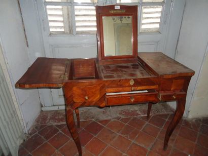 Coiffeuse en bois de placage, pieds cambrés,...