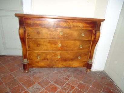 Commode en acajou et placage d'acajou ouvrant...