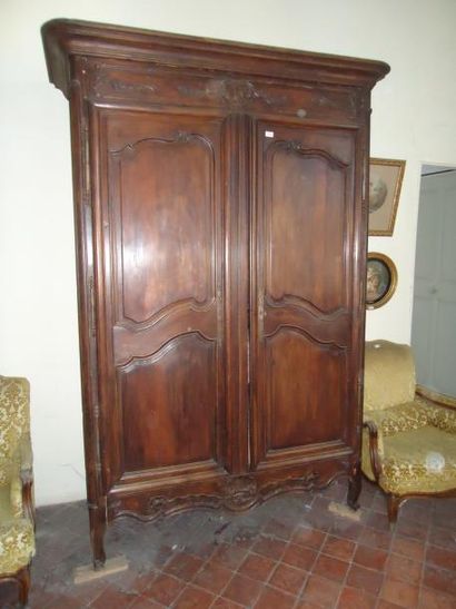 Importante armoire en bois naturel ouvrant...