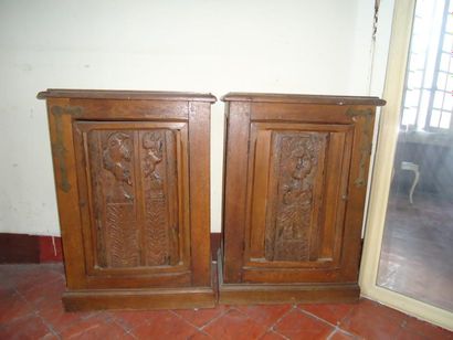 Paire de chevets à décor de panneau de bois...