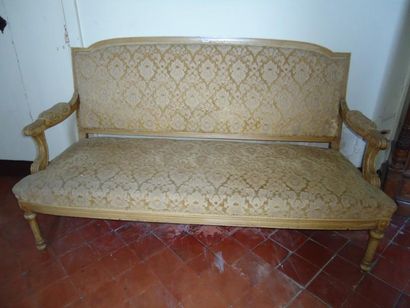 Un canapé style Louis XVI