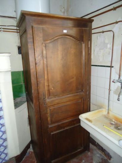 Une bonnetière en bois teinté