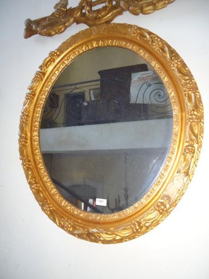 Miroir ovale en stuc doré Style Louis XV...