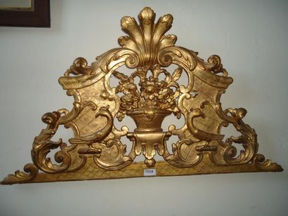 Un fronton de miroir en bois doré à décor...