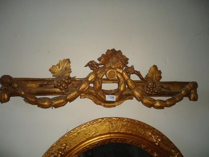 Un élement de boiserie en bois doré à décor...