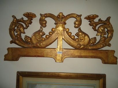 Un élement de boiserie à décor de volute...