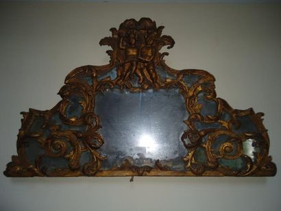 Fronton en bois doré à décor de putti et...