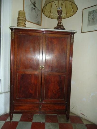 Petite armoire en acajou et placage d'acajou...