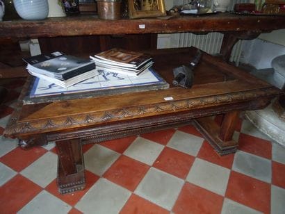 Table basse en bois naturel mouluré, et sculpté...