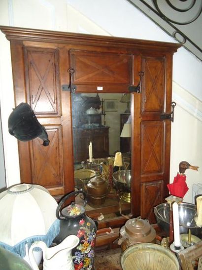 Porte manteaux en bois orné d'un miroir au...