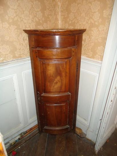 Petite encoignure en acajou ouvrant à une...