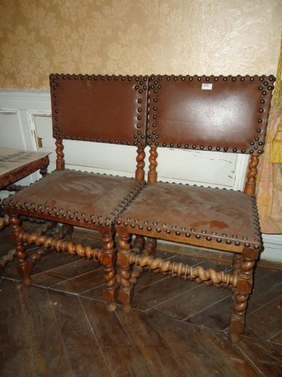 Cinq chaises en bois garni cuir, piètement...