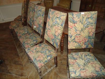 Sept chaises à haut dossier garnies de tapisserie...