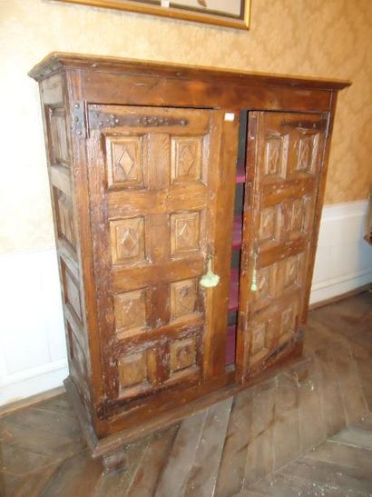 Meuble rustique ouvrant à deux portes en...