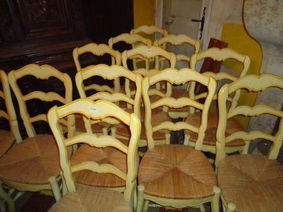 Douze chaises paillées peint jaune