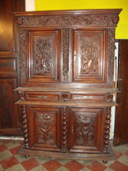 Armoire deux corps en noyer sculpté à décor...