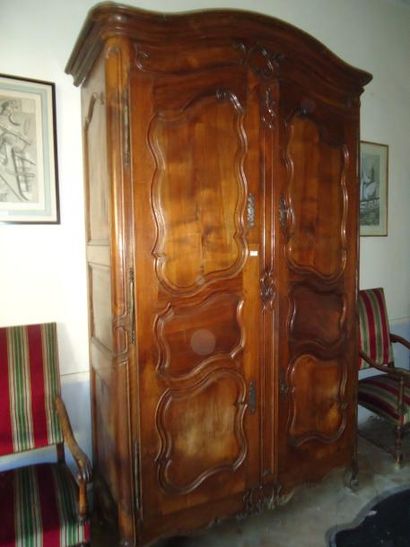 Armoire en noyer mouluré sculpté de réserves...