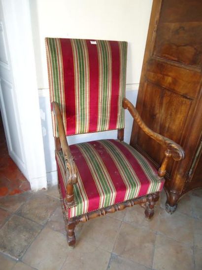 Paire de fauteuils à haut dossier, accotoirs...