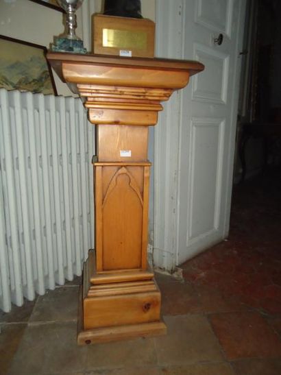 Colonne en bois sculpté