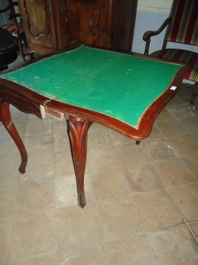 Table à jeux en acajou ouvrant à un plateau...