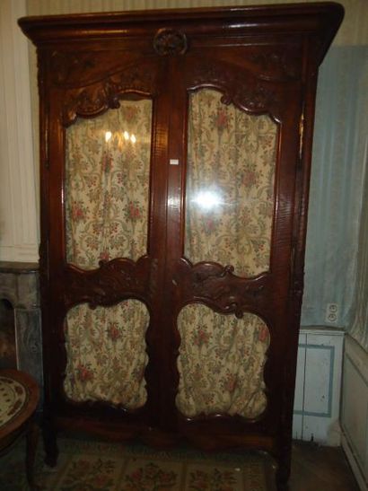 Armoire en bois sculpté de rinceaux feuillagés,...