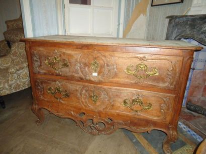Commode en bois naturel mouluré et sculpté...